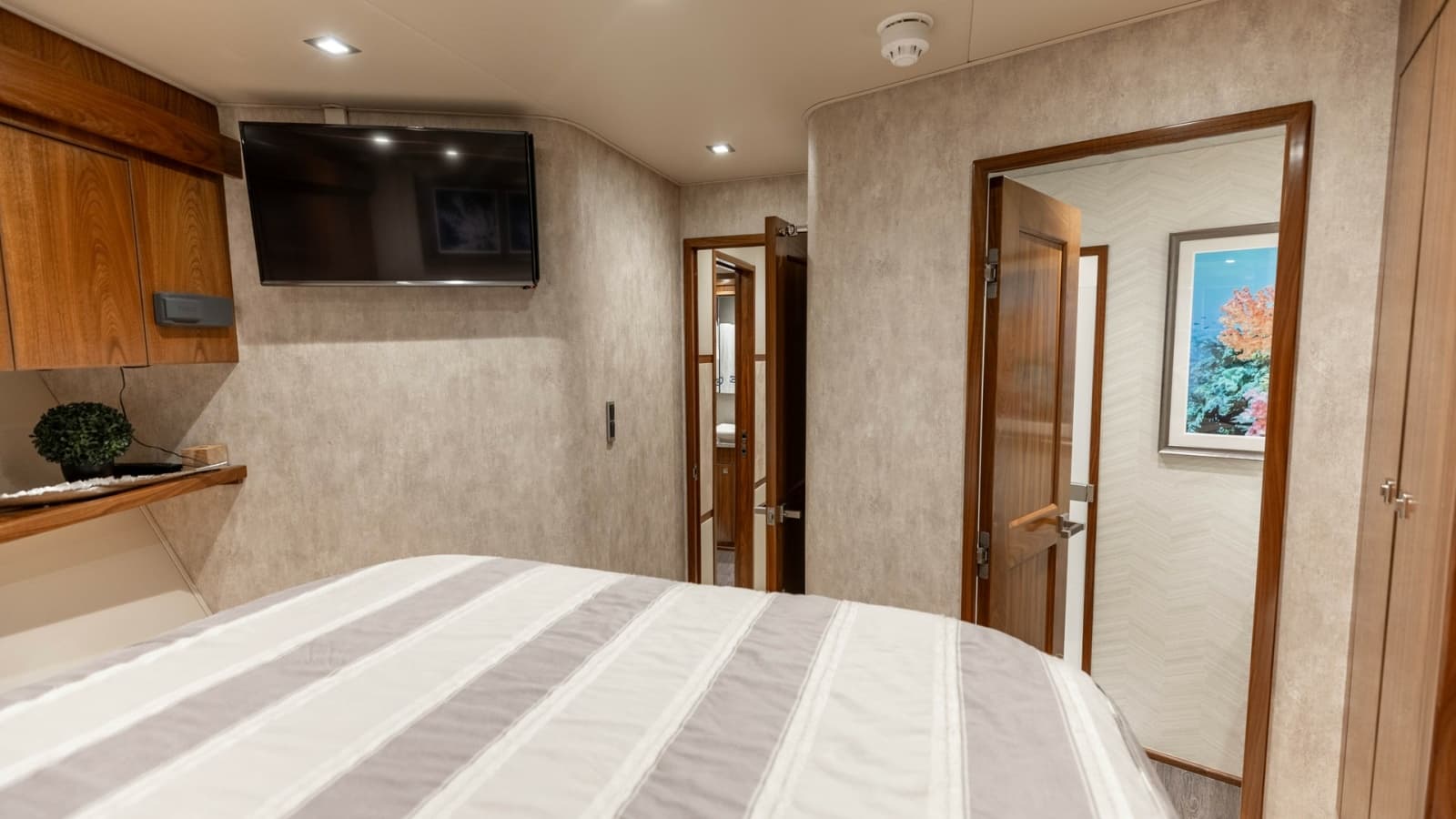 2016 Viking 80 Convertible - Photo 32