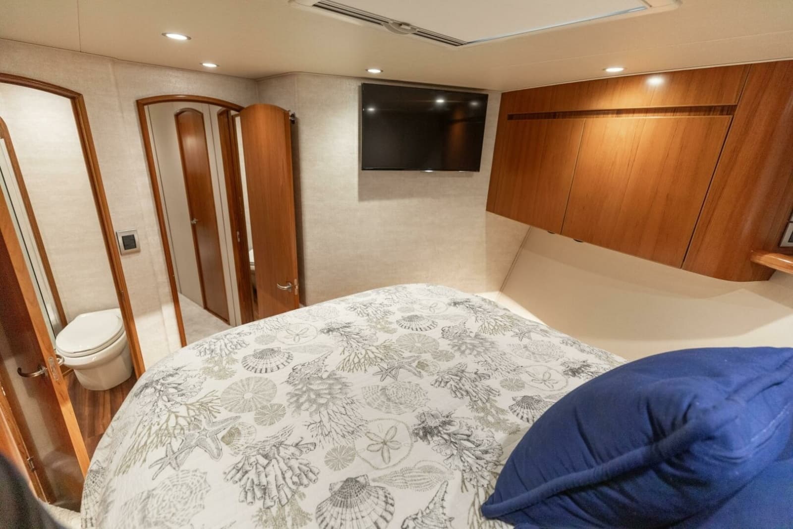 2015 Viking 70 Convertible - Photo 39