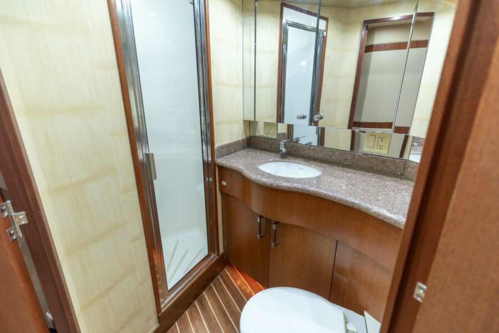 2008 Hatteras 60 Convertible - Photo 33
