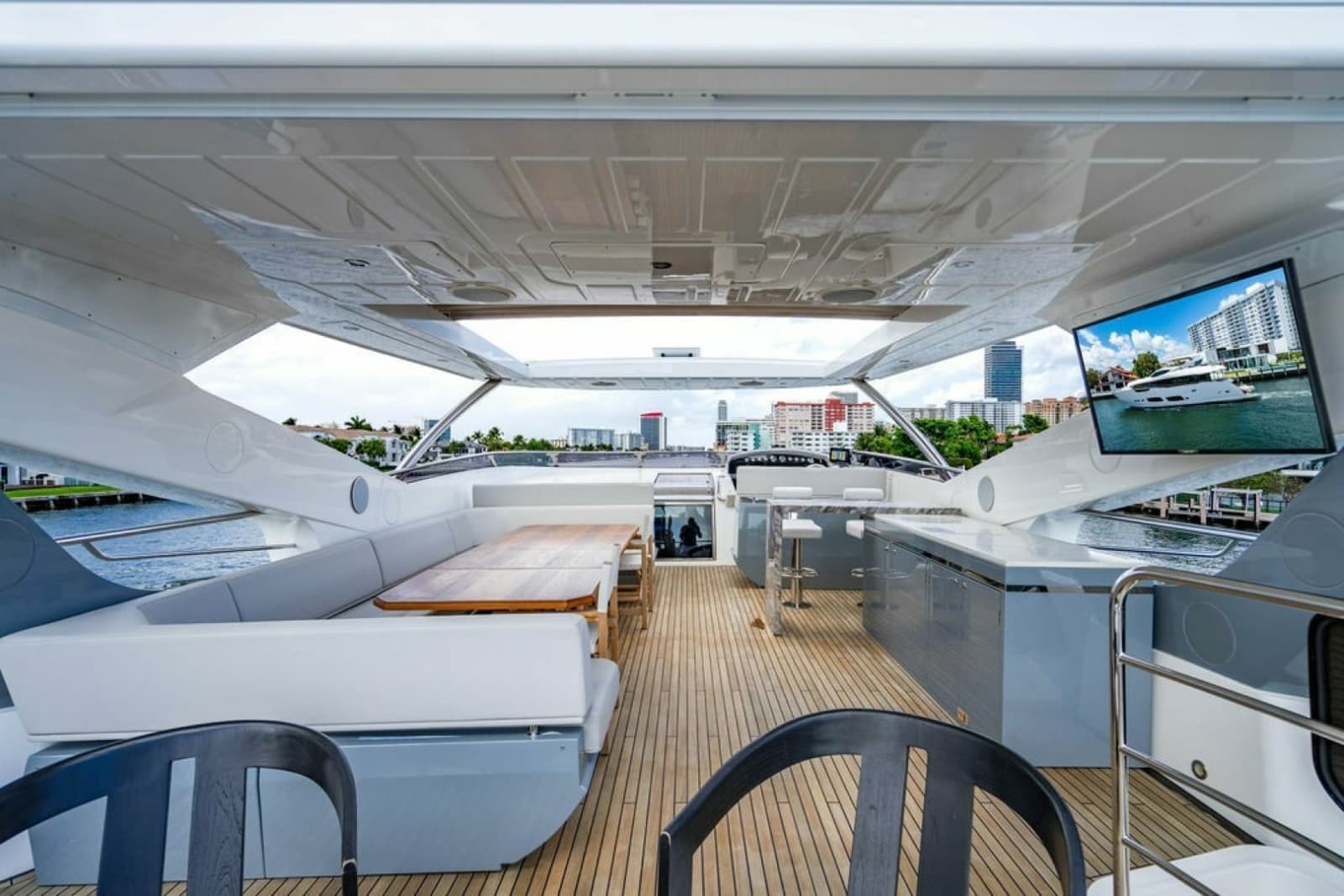 2019 Sunseeker 95 Motor Yacht - Photo 23
