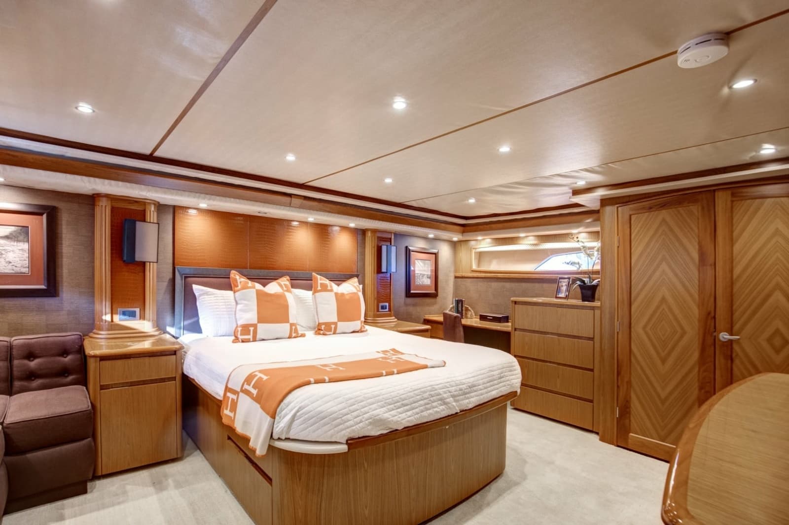 2010 Viking 82 Convertible - Photo 14