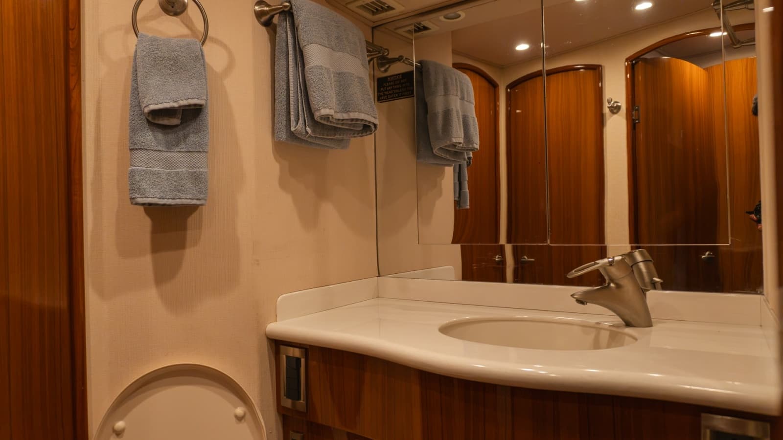 2009 Viking 50 Convertible - Photo 31