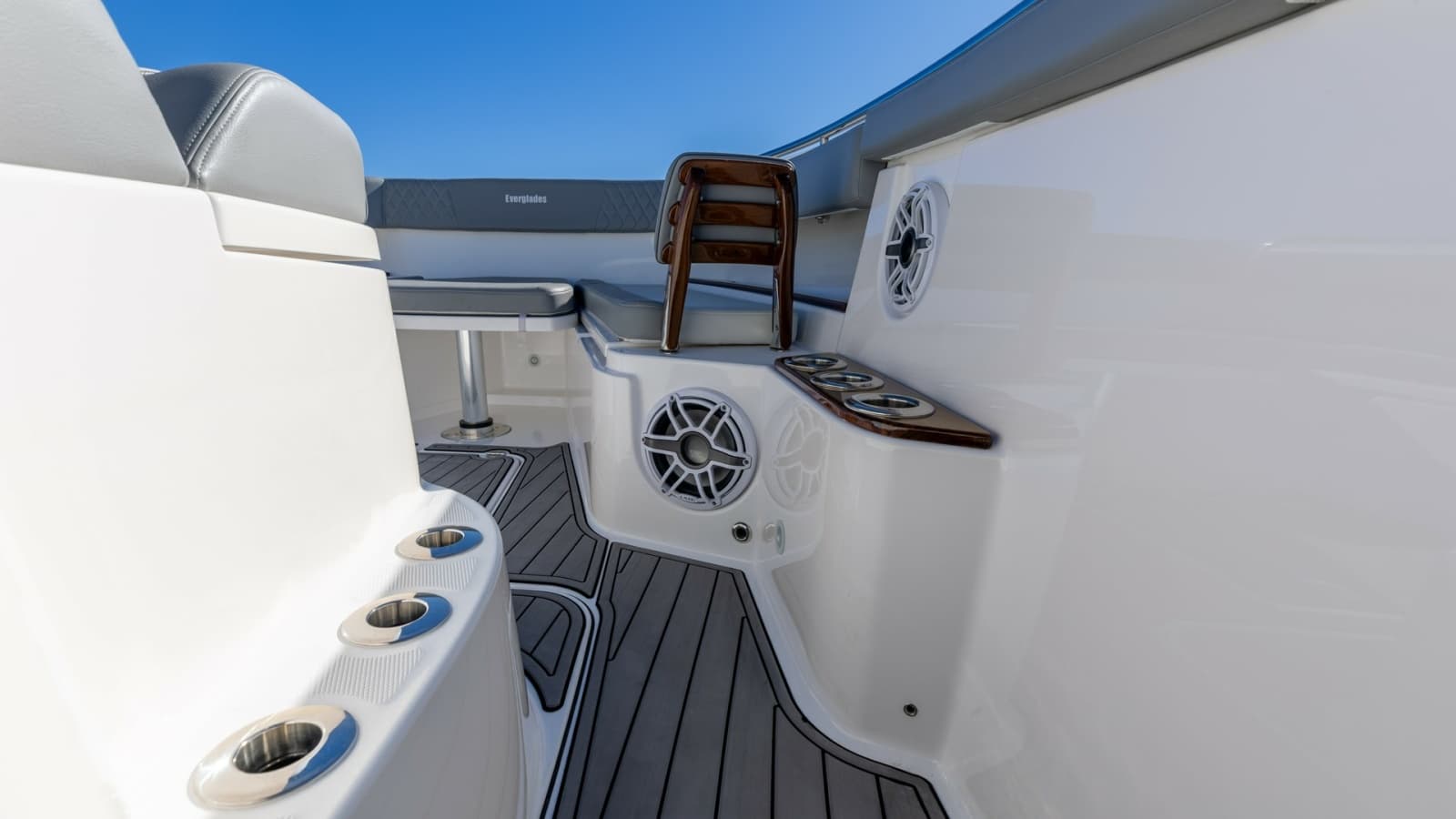 2024 Everglades 455 Center Console - Photo 6