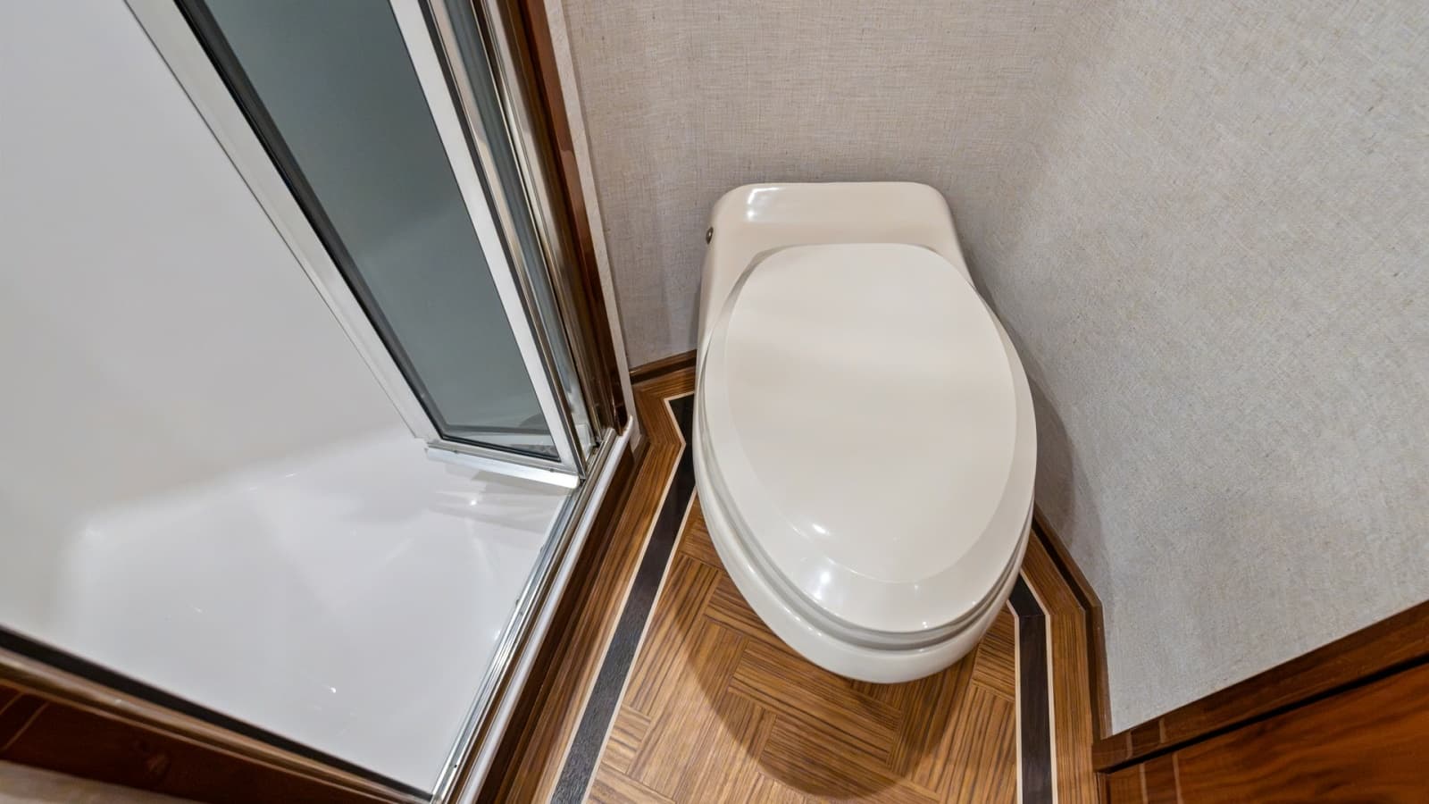 2021 Viking 72 Enclosed Bridge - Photo 55