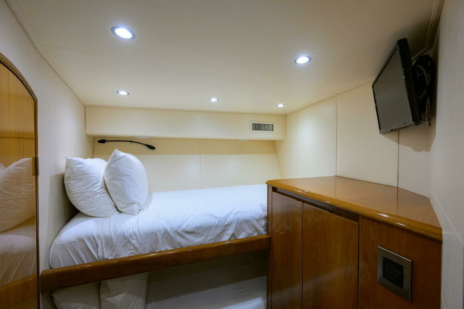 2014 Viking 76 Enclosed Bridge - Photo 33