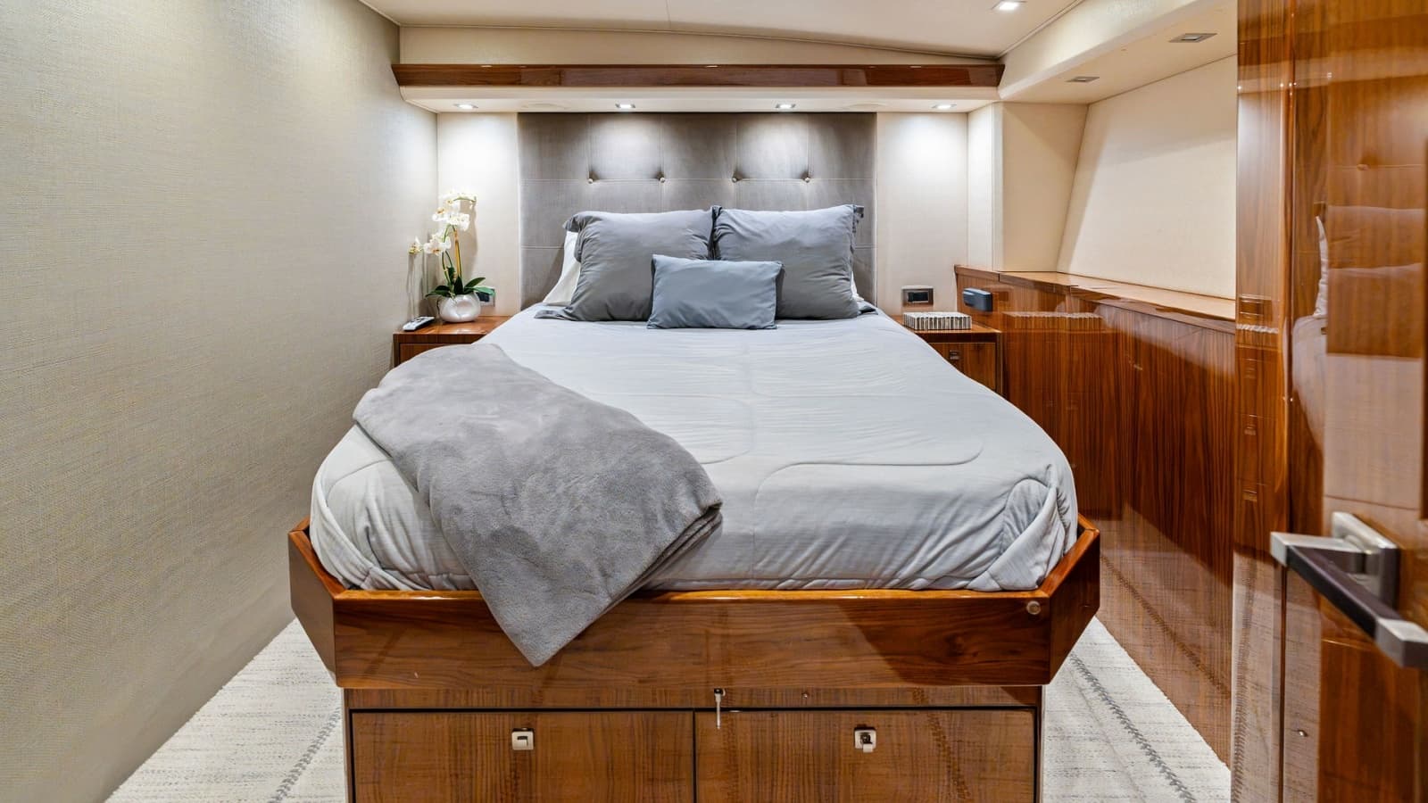 2016 Viking 80 Enclosed Bridge - Photo 57