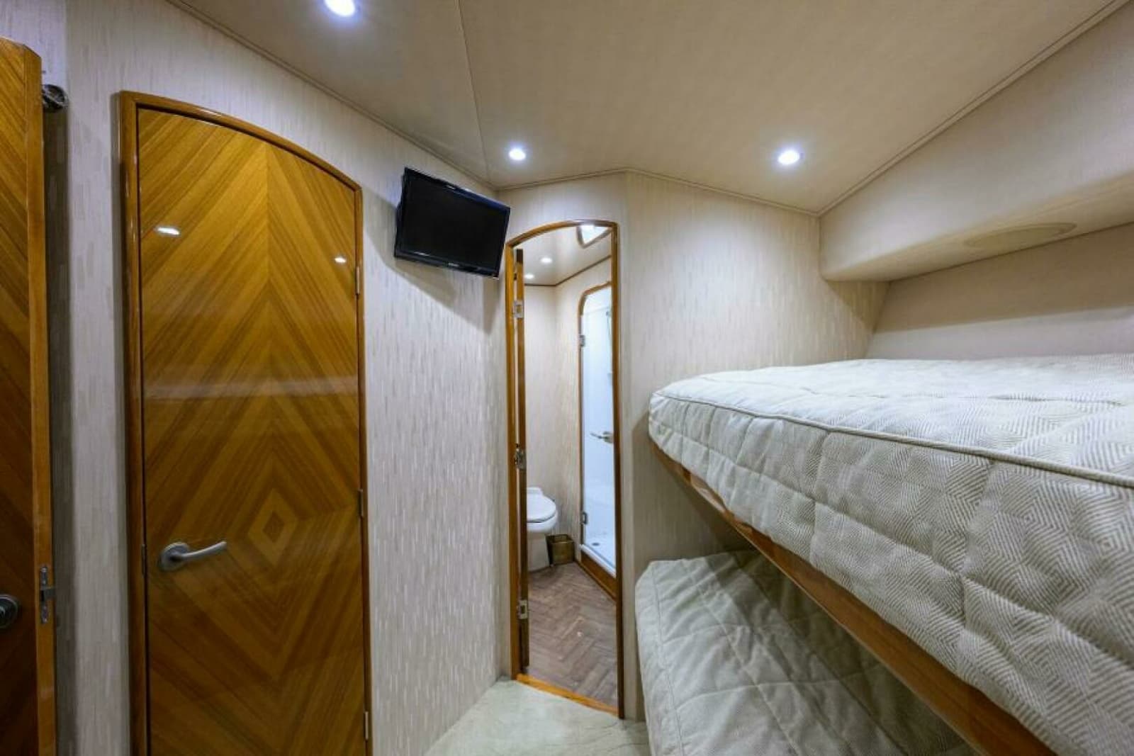 2013 Viking 82 Convertible - Photo 27