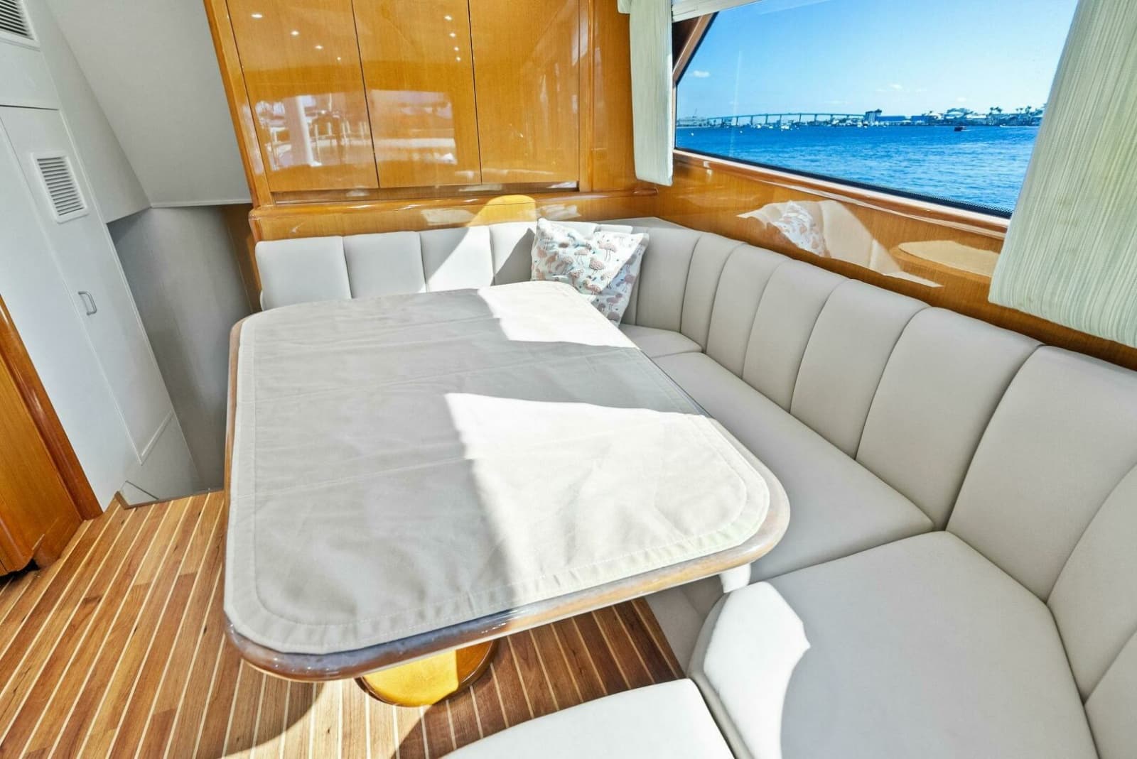 2002 Viking 65 Convertible - Photo 27