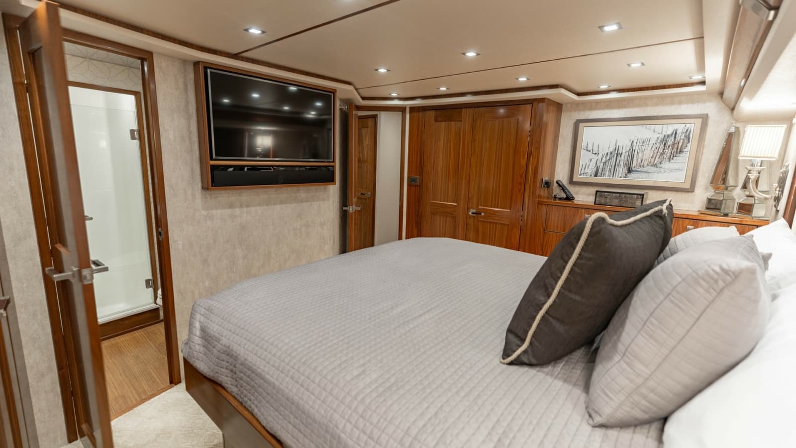 2018 Viking 72 Convertible - Photo 16