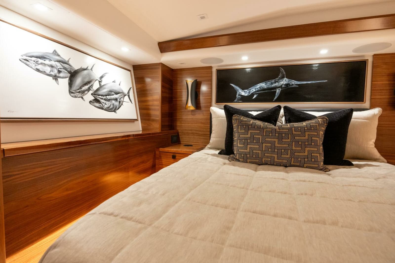 2025 Viking 82 Convertible - Photo 31