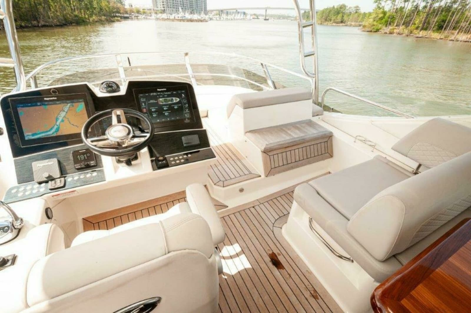 2018 Sea Ray L550 Flybridge - Photo 4