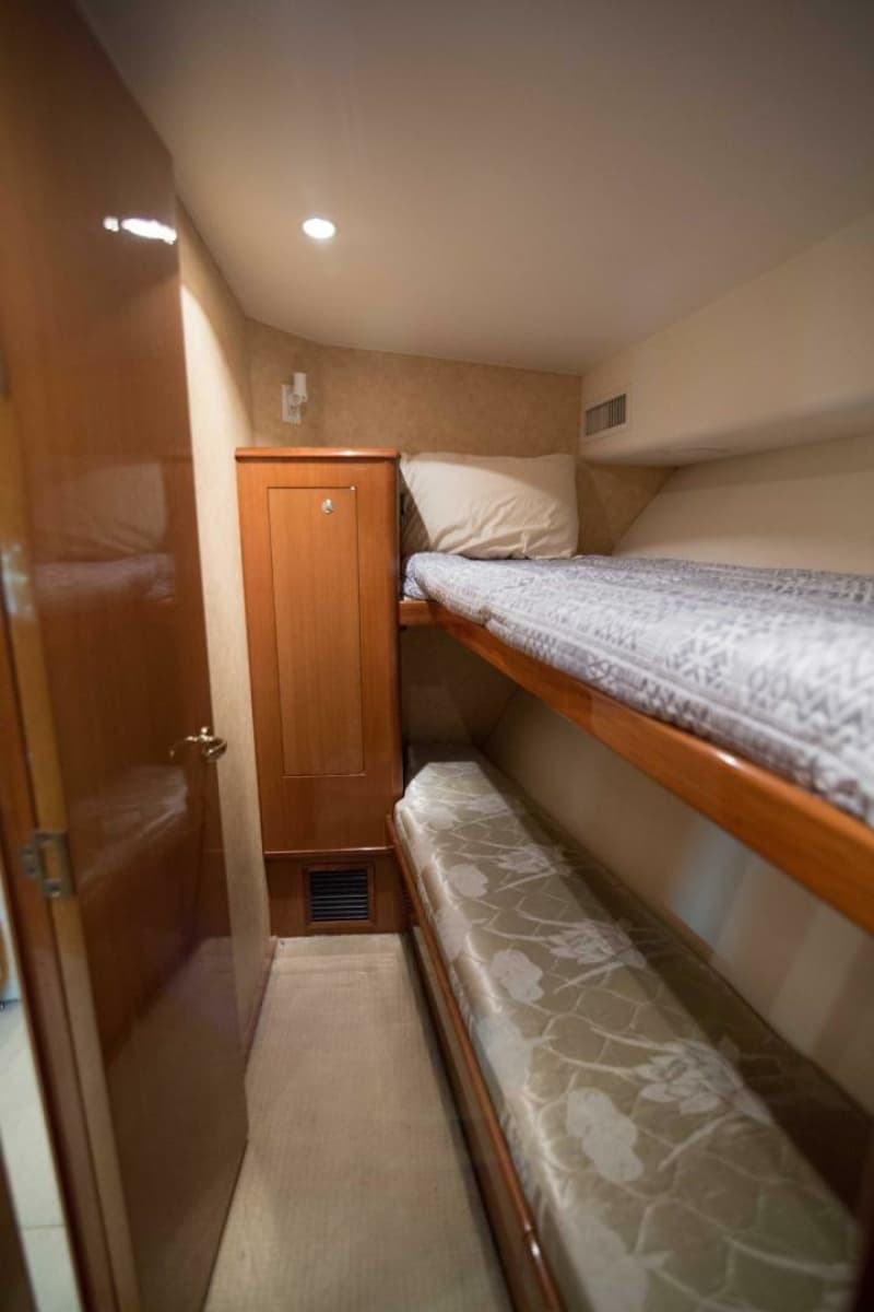 2001 Viking 50 Express - Photo 17