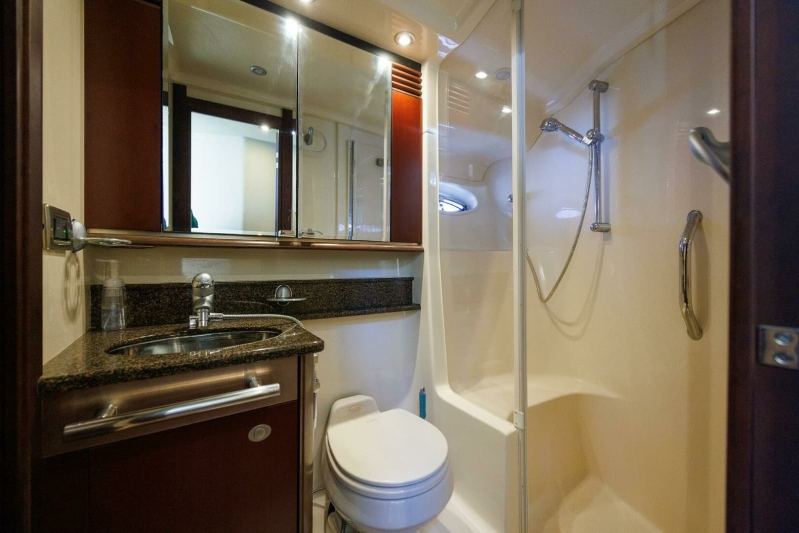 2006 Sea Ray 52 Sedan Bridge - Photo 35