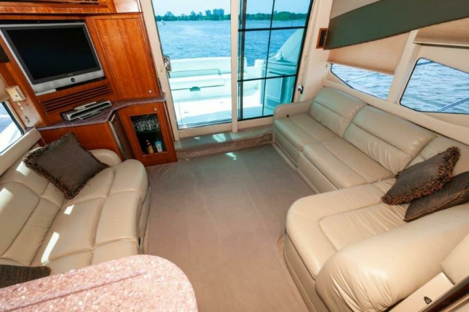 2006 Cruisers Yachts 477 Sport Sedan - Photo 10