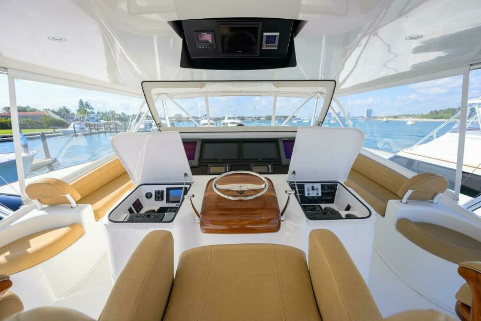 2013 Viking 82 Convertible - Photo 38