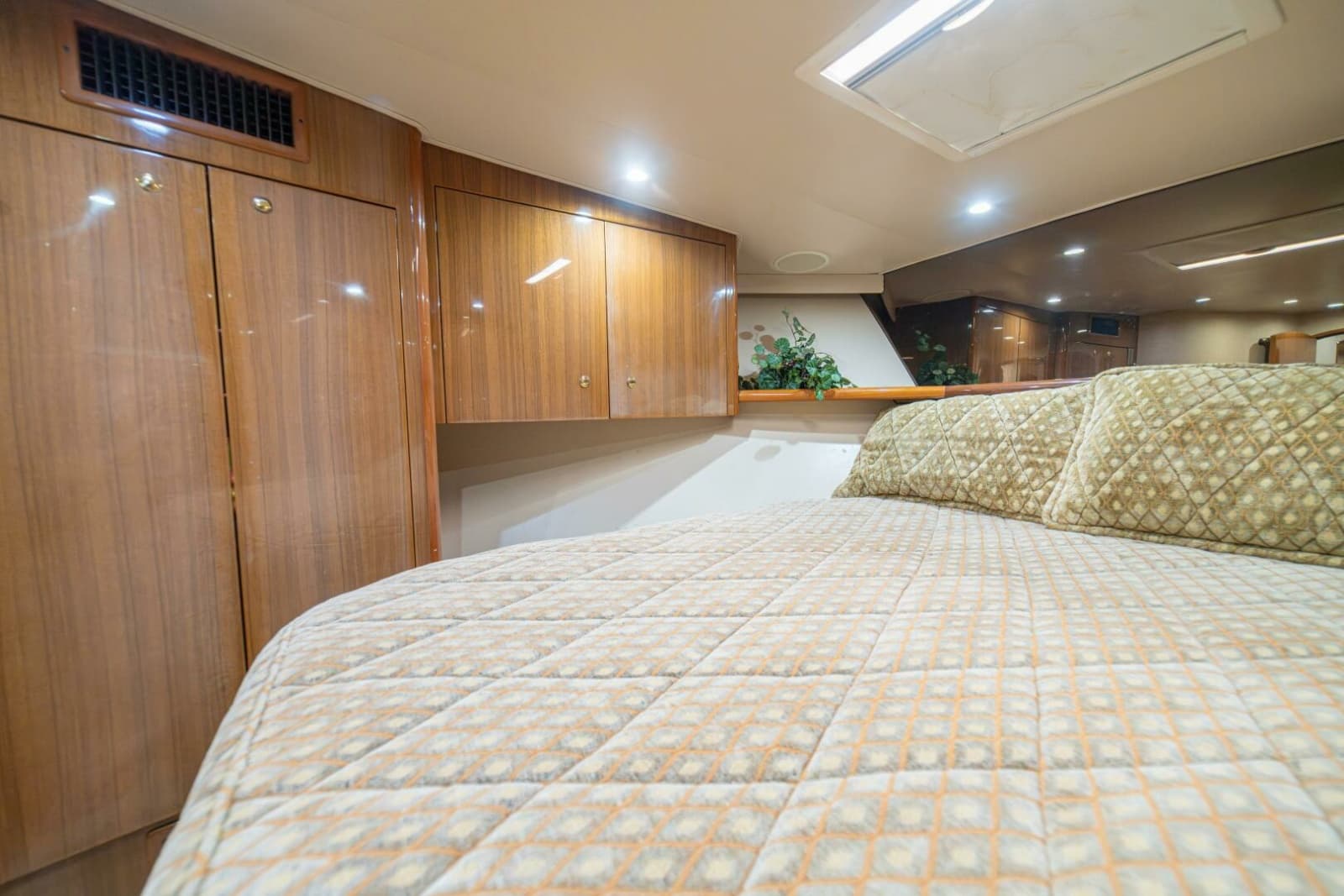 2006 Viking 56 Convertible - Photo 58