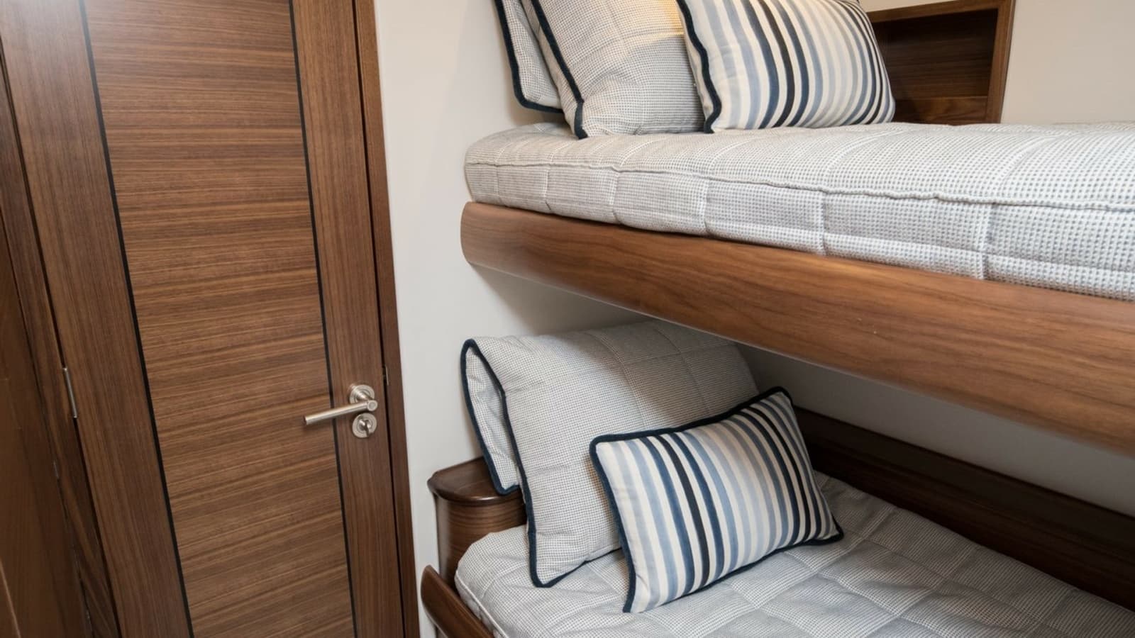 2026 Winter Custom Yachts 75 Open Convertible - Photo 32