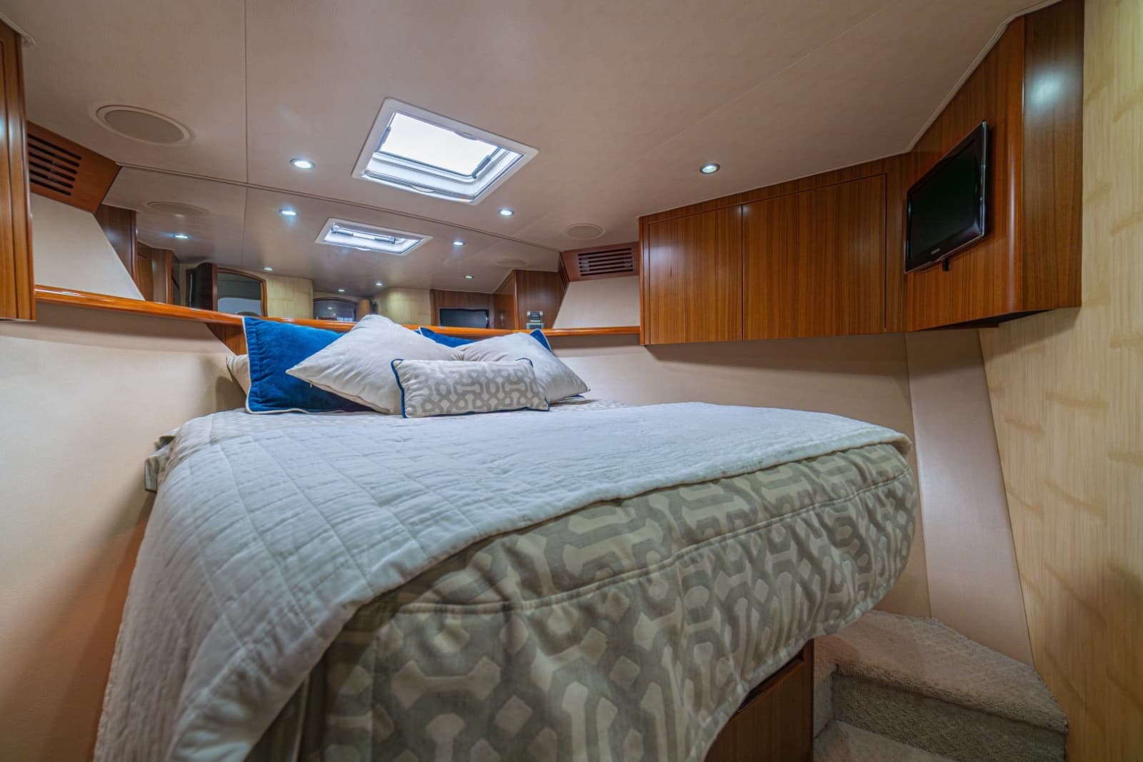 2012 Viking 60 Convertible - Photo 40