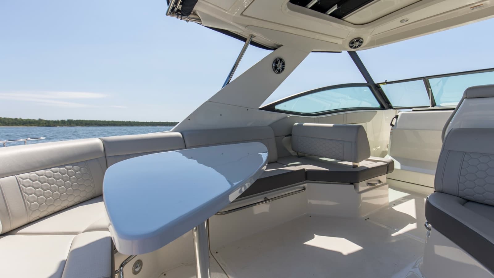 2022 Sea Ray 320 Sundancer OB - Photo 16