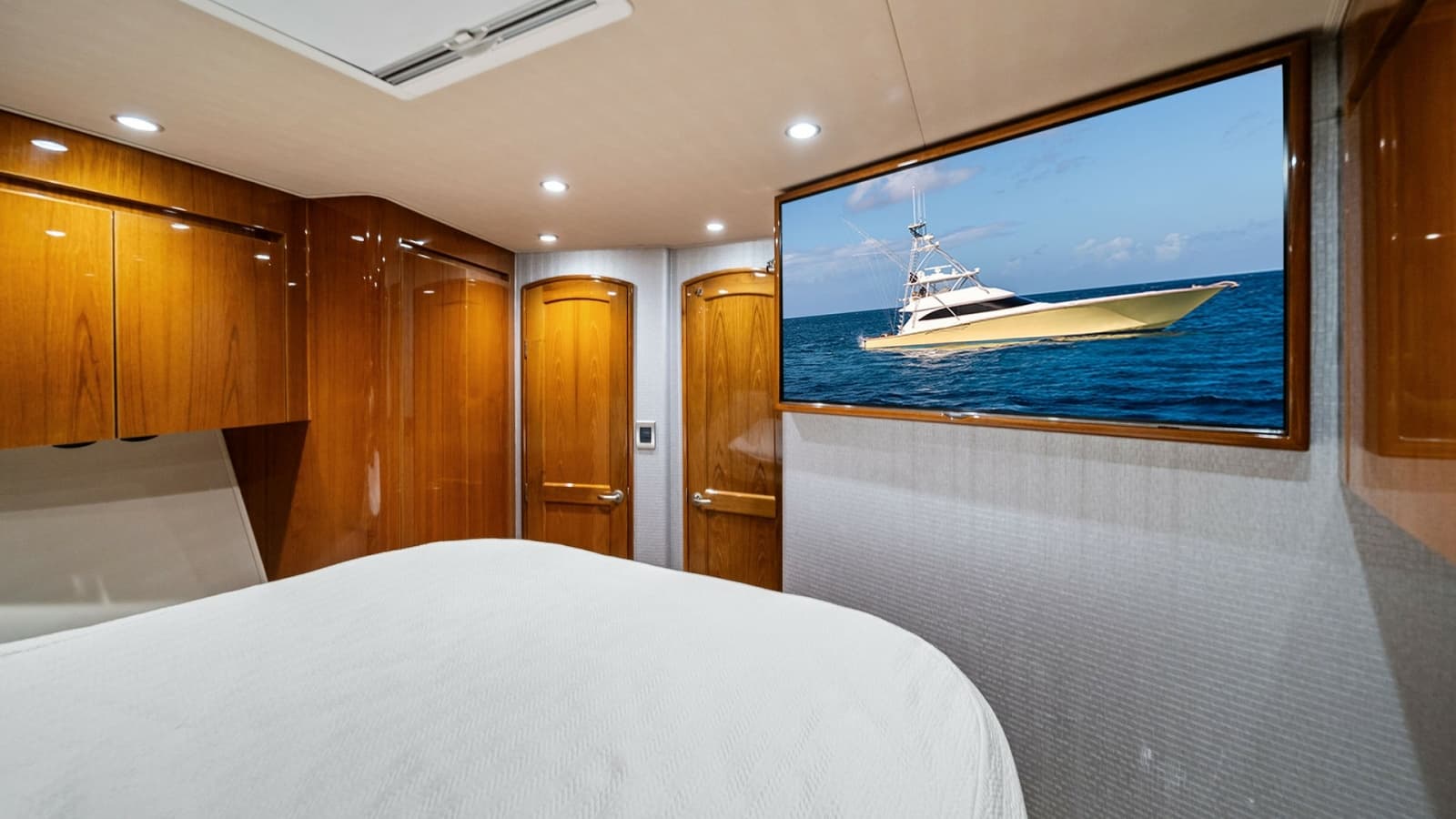 2015 Viking 70 Convertible  - Photo 28
