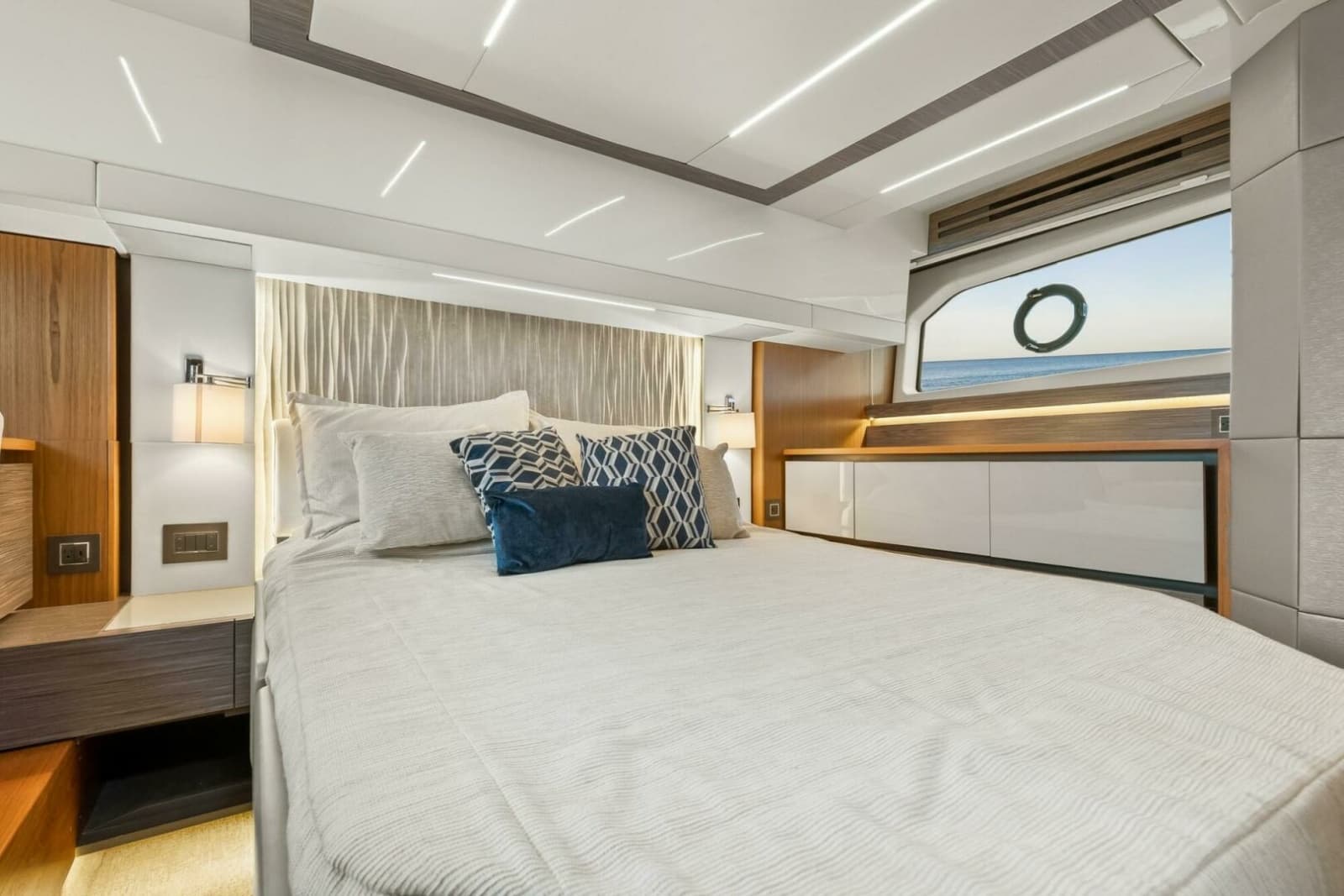 2019 Tiara Yachts C49 Coupe - Photo 33