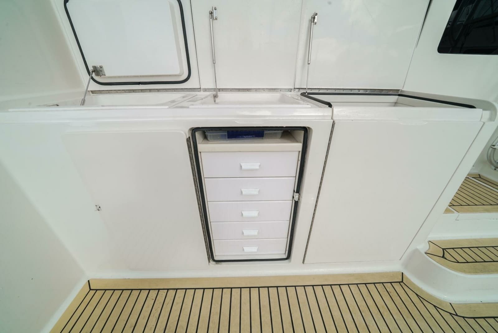 2007 Viking 45 Convertible - Photo 31