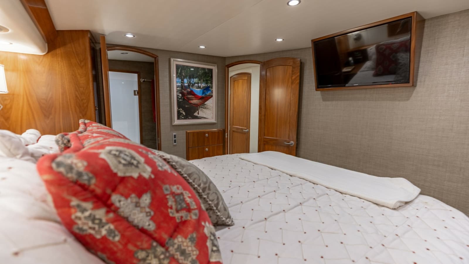 2020 Viking 62 Convertible - Photo 17