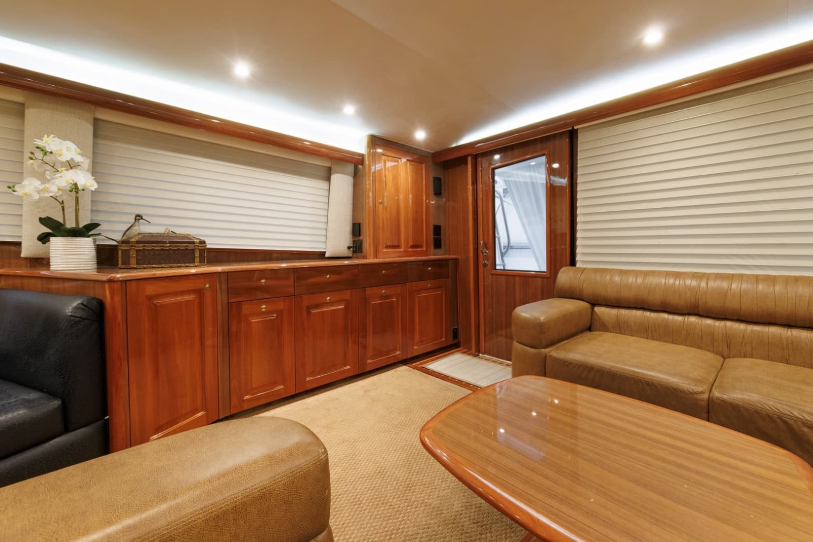 2005 Viking 61 Convertible - Photo 2