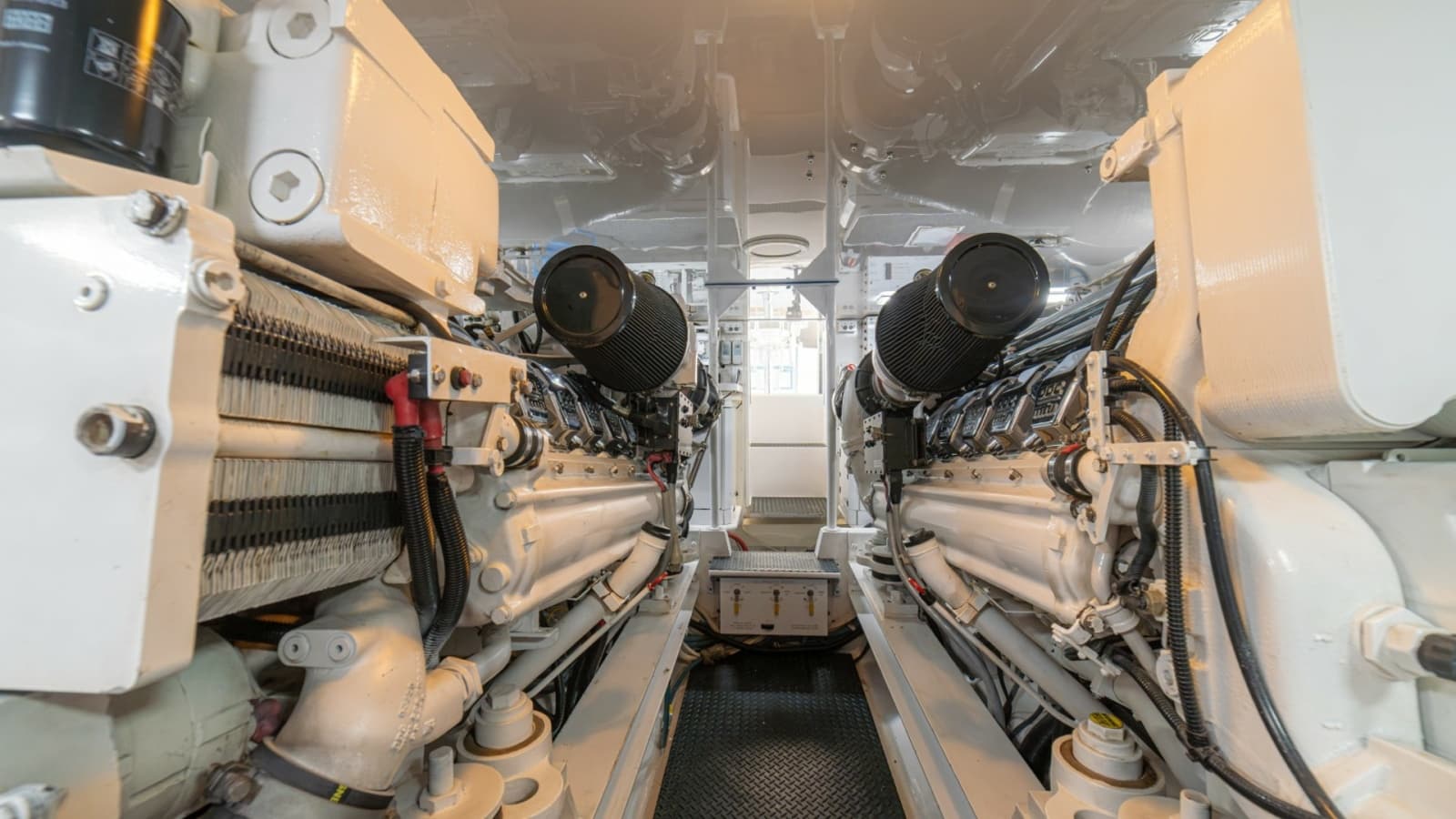 2005 Viking 61 Convertible - Photo 46