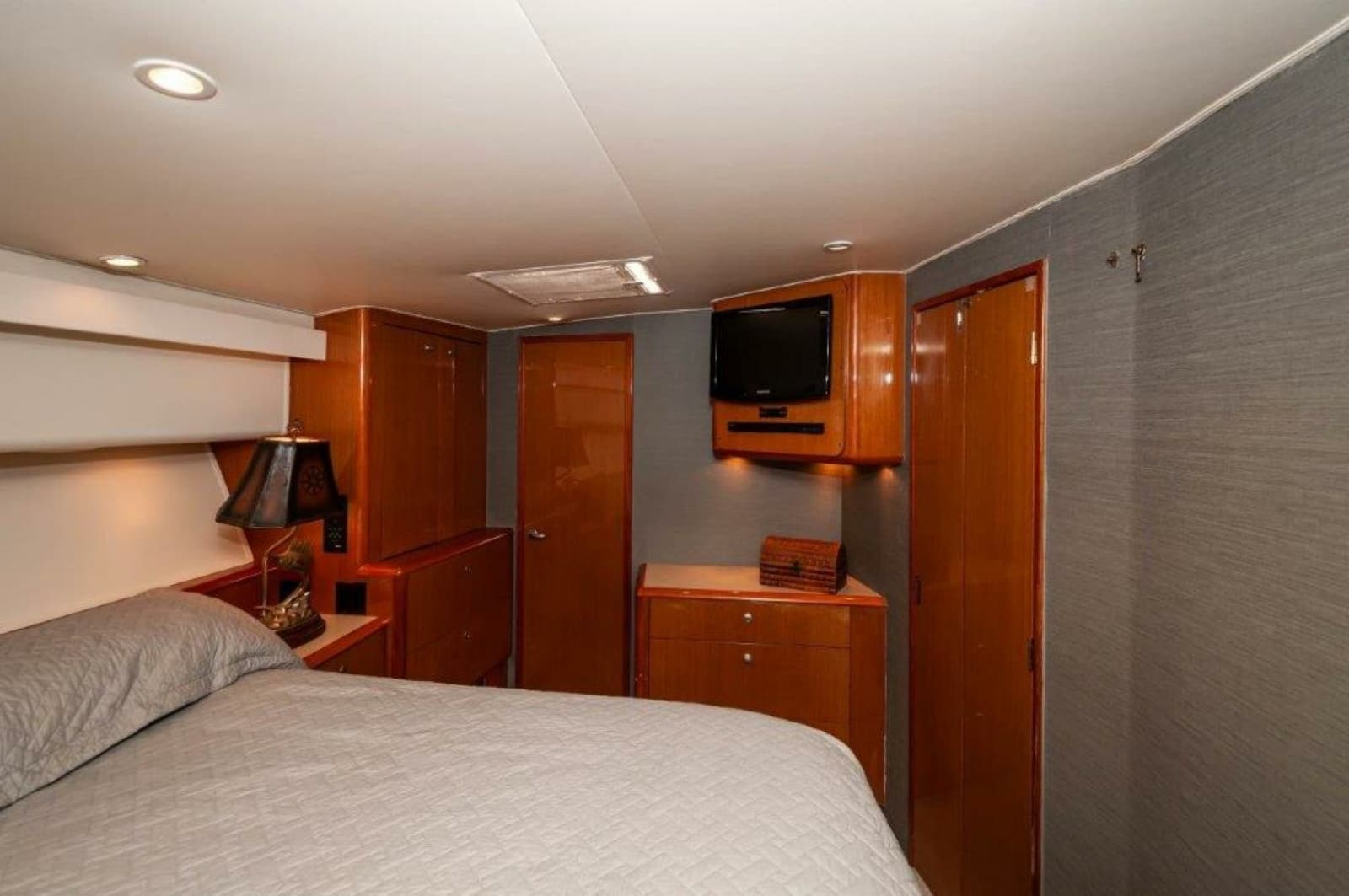 2001 Viking 61 Convertible - Photo 13