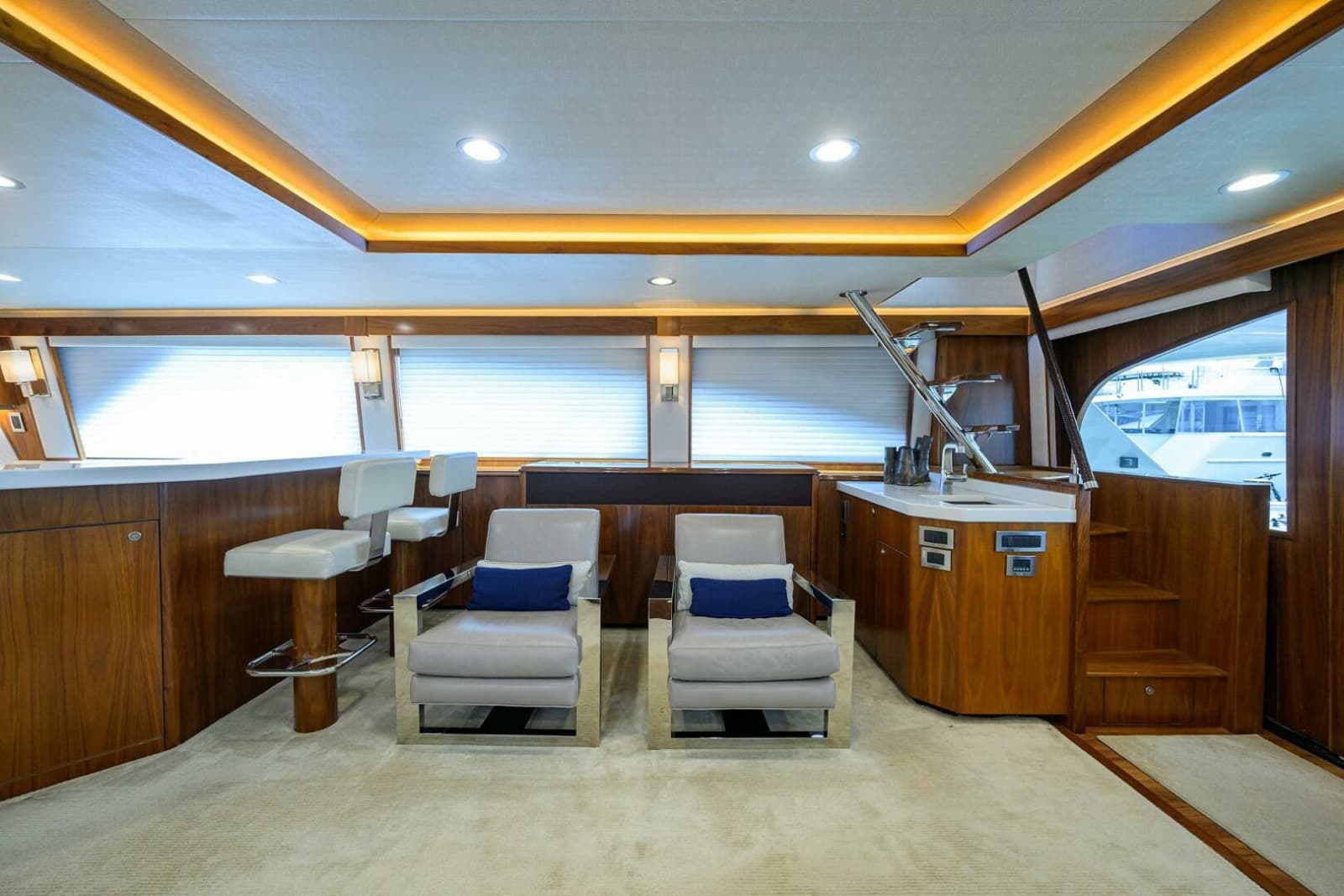 2017 Viking 92 Enclosed Bridge - Photo 34