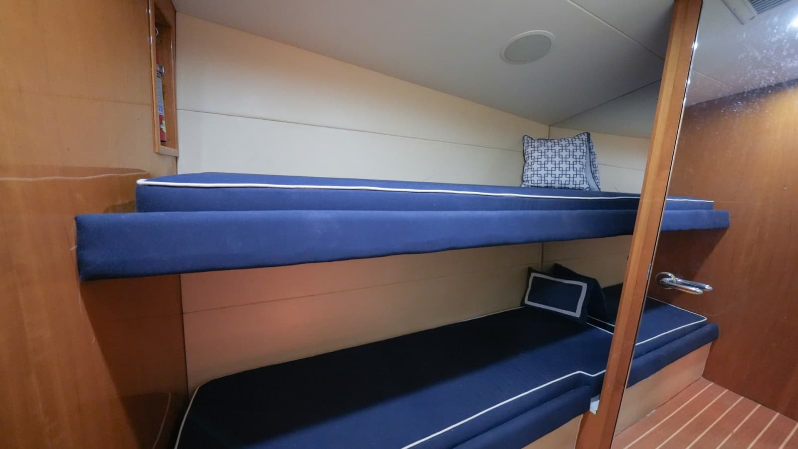2001 Hatteras 60 Convertible - Photo 7