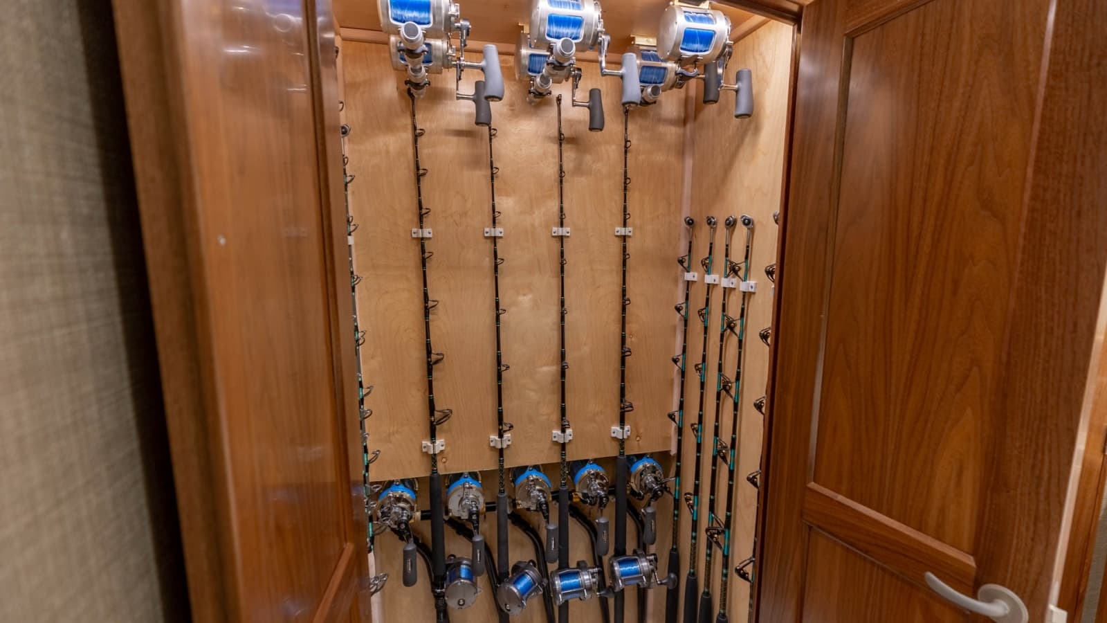 2020 Viking 62 Convertible - Photo 20