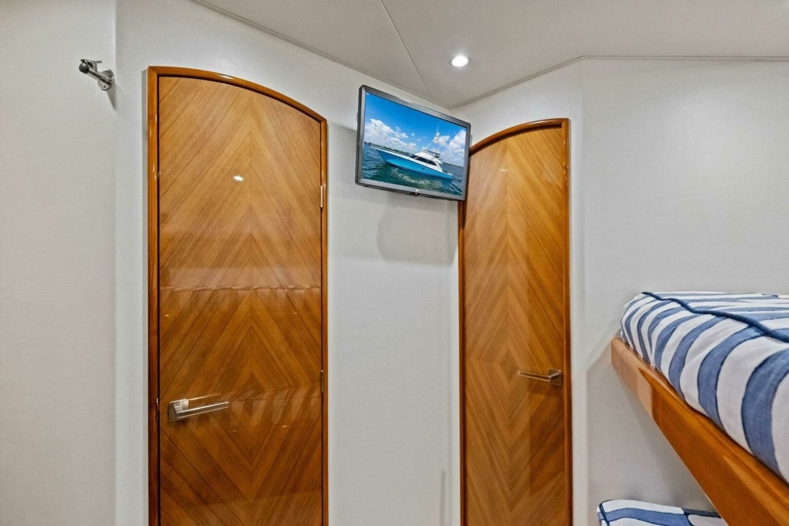2012 Viking 82 Convertible - Photo 115