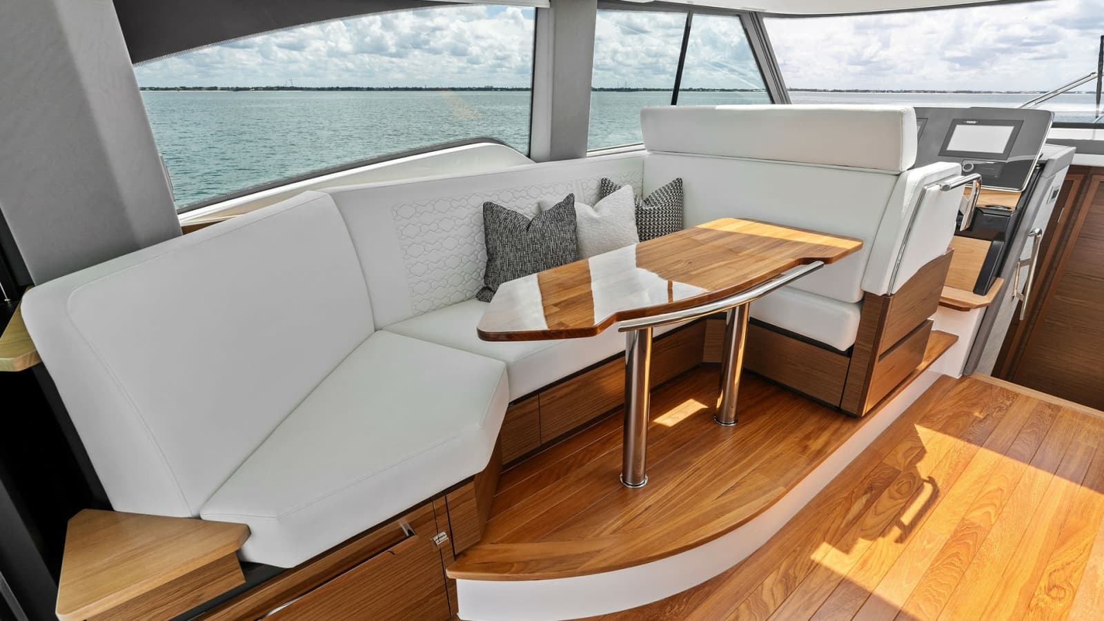 2025 Tiara Yachts 48LE - Photo 40