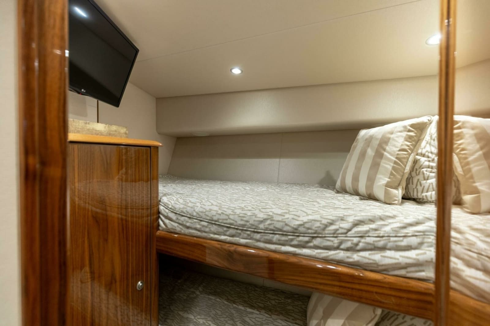 2020 Viking 62 Convertible - Photo 24