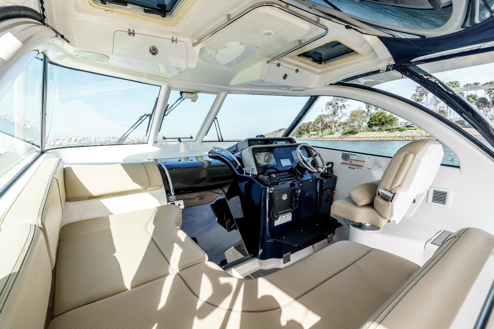 2018 Pursuit 385 Offshore - Photo 23