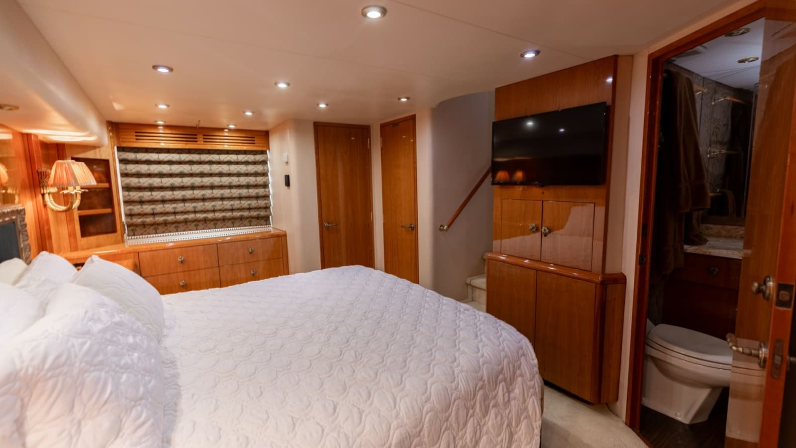 2007 Hatteras 68 Convertible - Photo 19