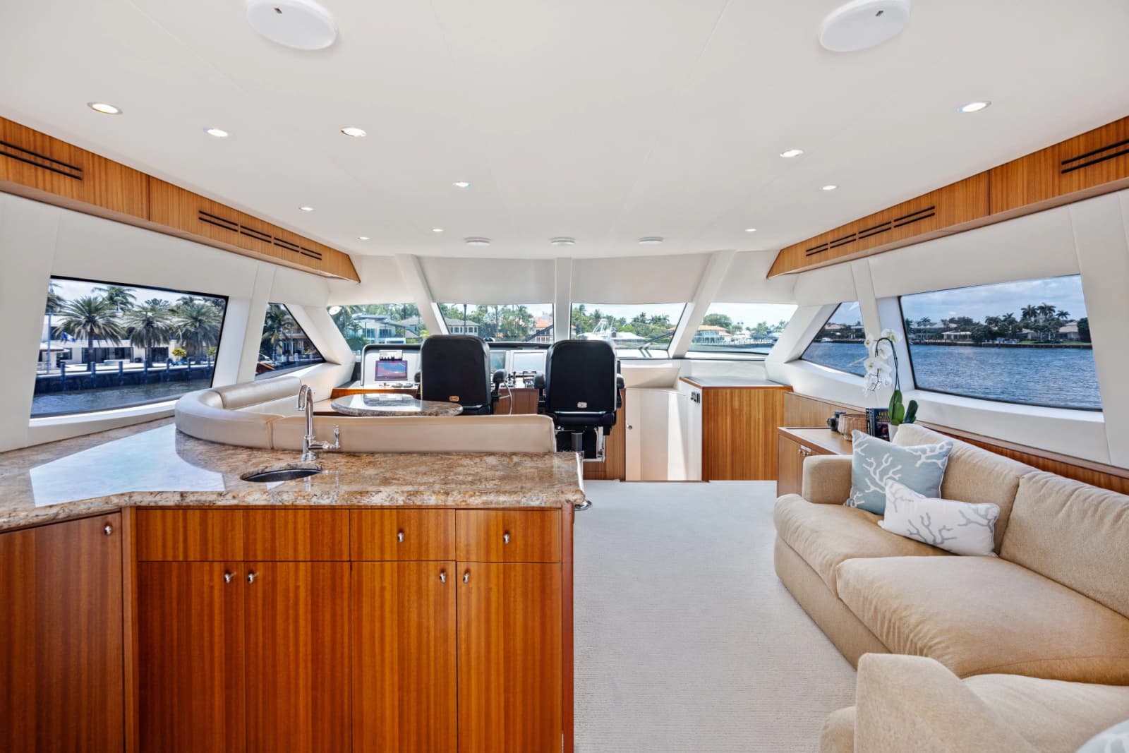 2013 Hatteras 80 Motor Yacht - Photo 14