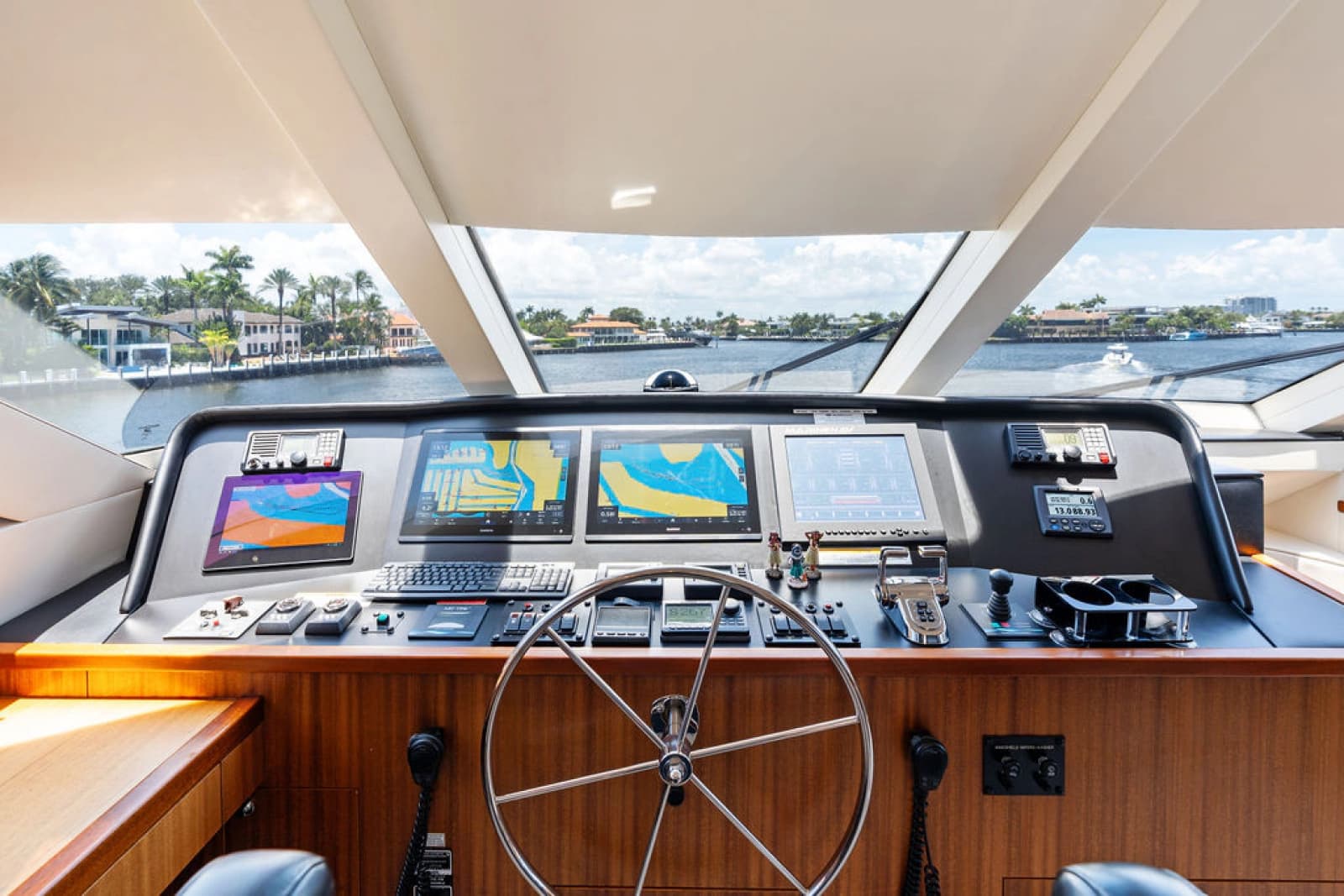 2013 Hatteras 80 Motor Yacht - Photo 11