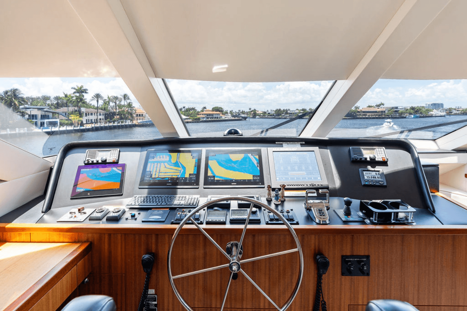 2013 Hatteras 80 Motor Yacht - Photo 11
