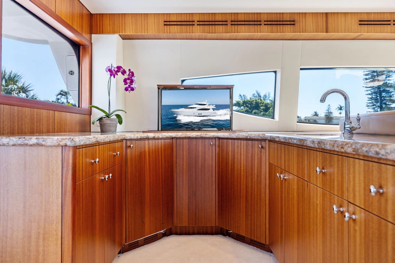 2013 Hatteras 80 Motor Yacht - Photo 13