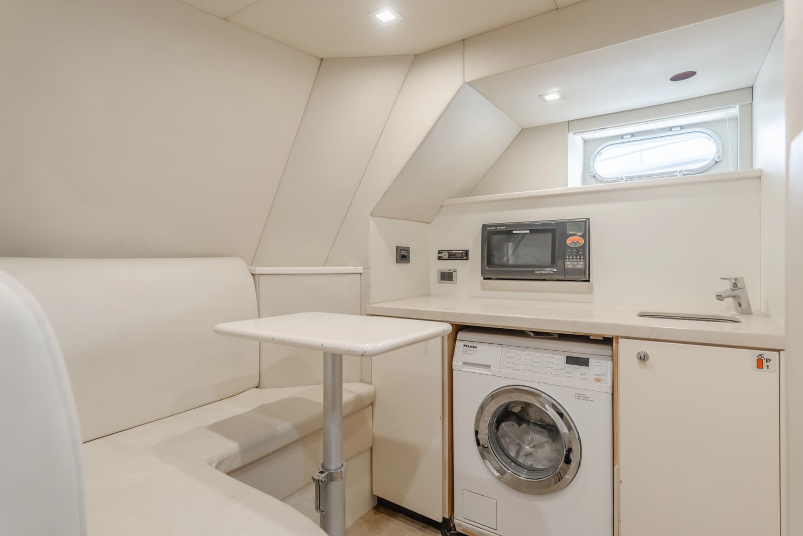 2011 Sunseeker 88 Yacht - Photo 89