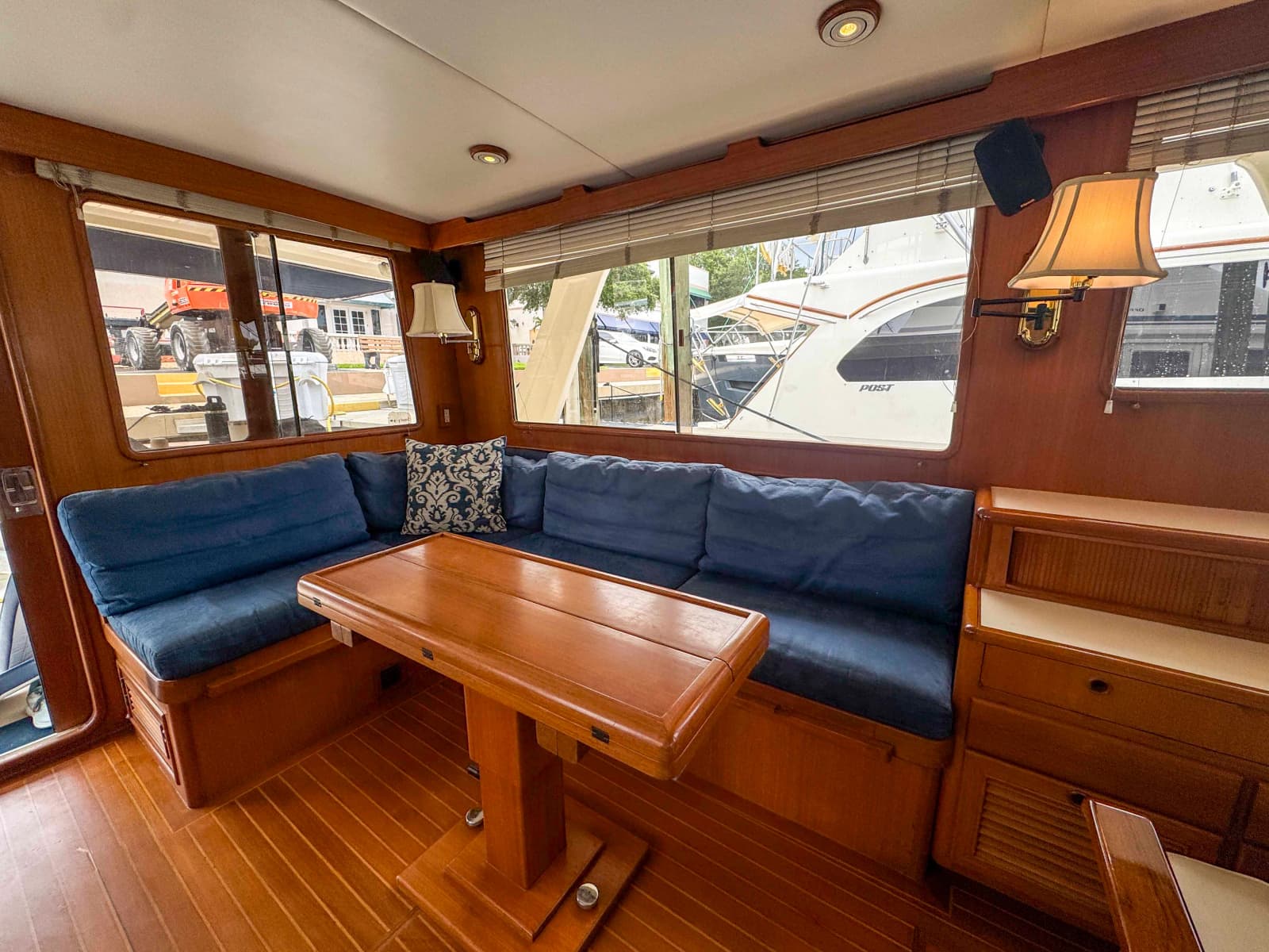 1997 Offshore Yachts Sedan - Photo 17