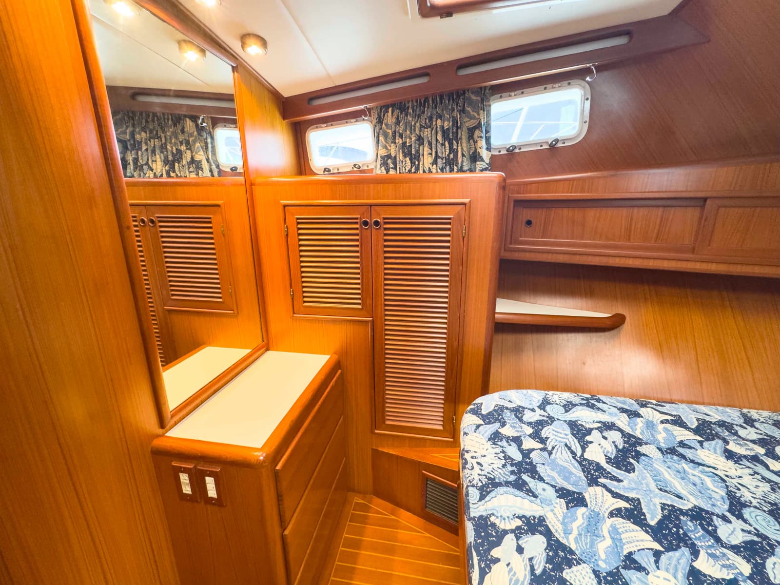 1997 Offshore Yachts Sedan - Photo 26