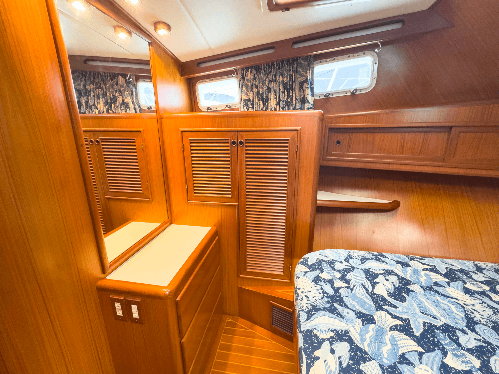 1997 Offshore Yachts Sedan - Photo 26