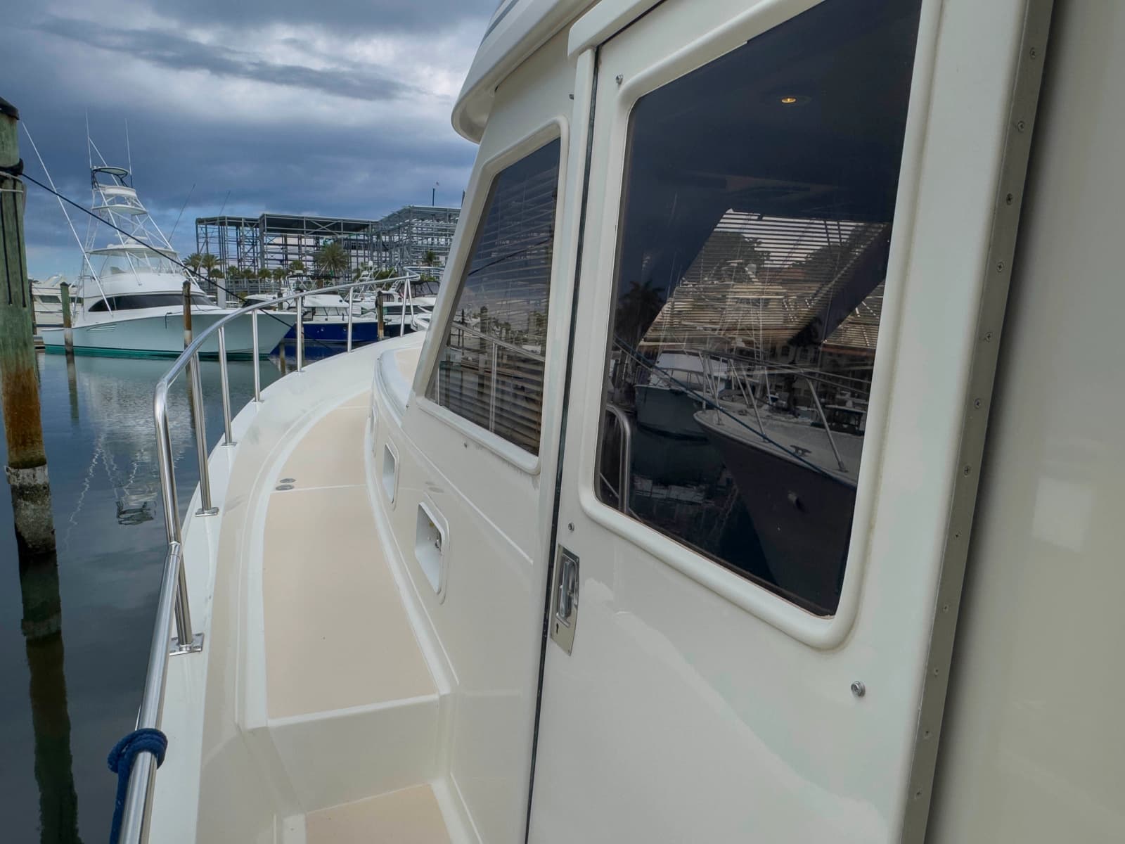 1997 Offshore Yachts Sedan - Photo 3