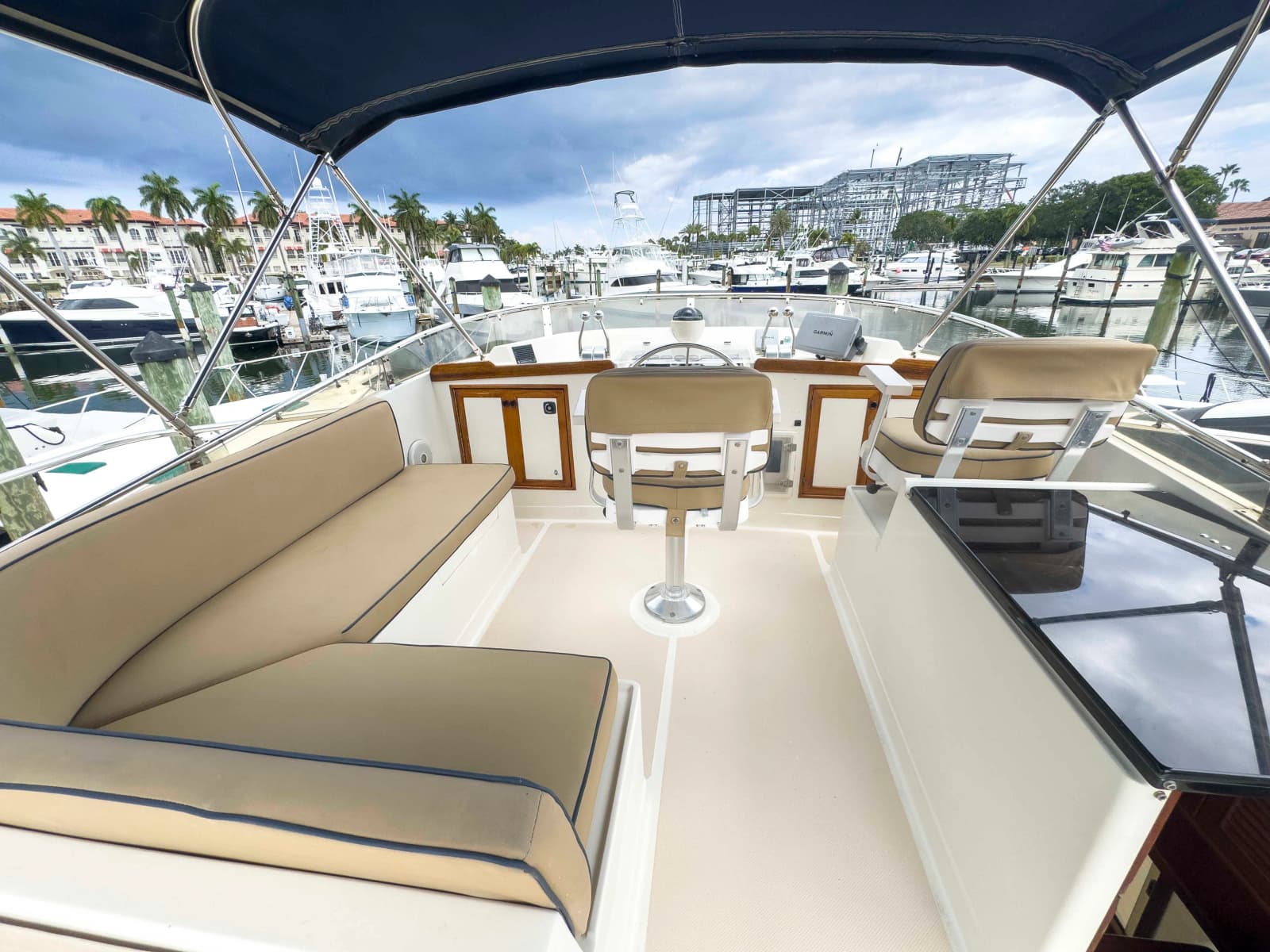1997 Offshore Yachts Sedan - Photo 10