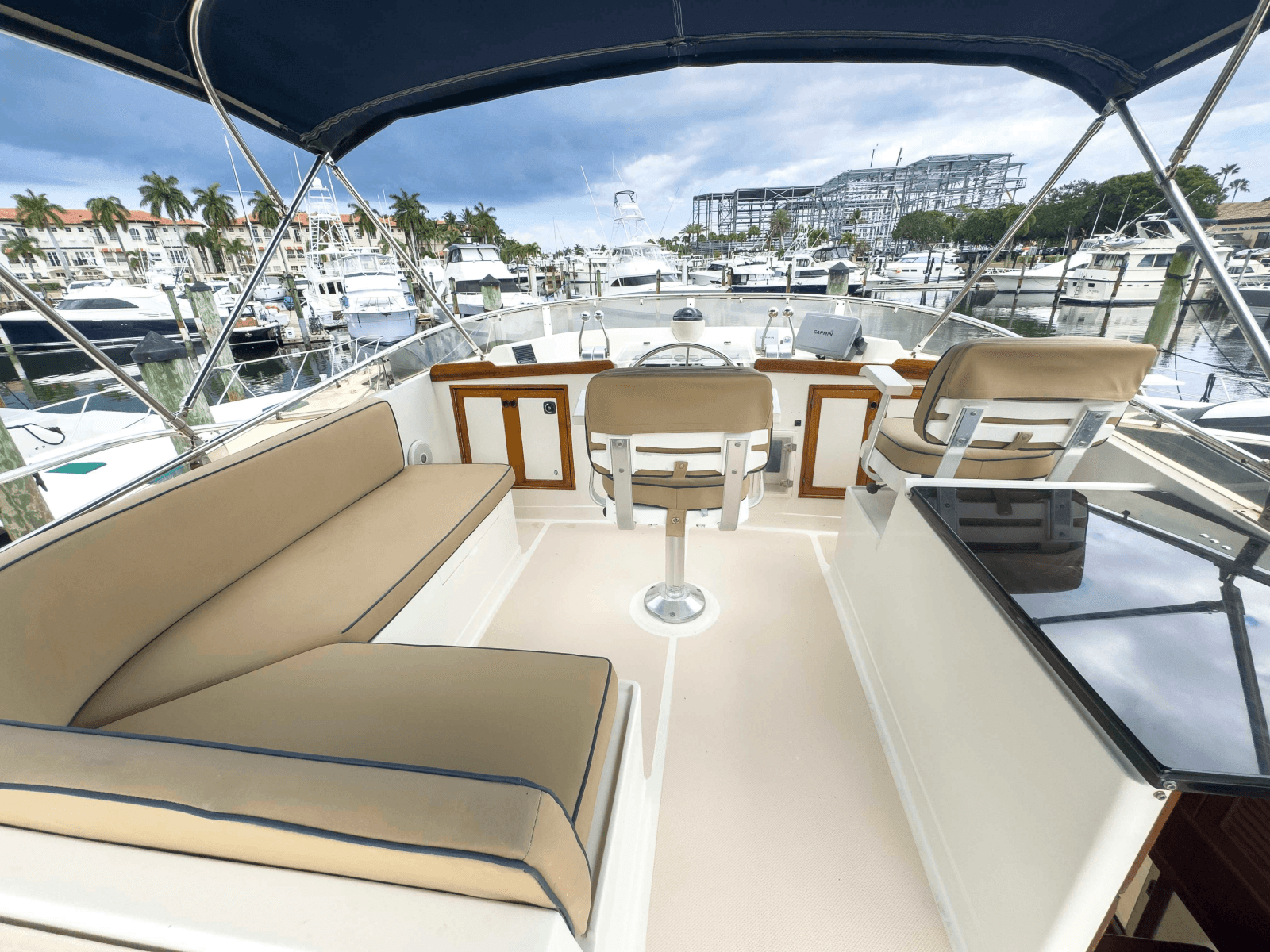 1997 Offshore Yachts Sedan - Photo 10