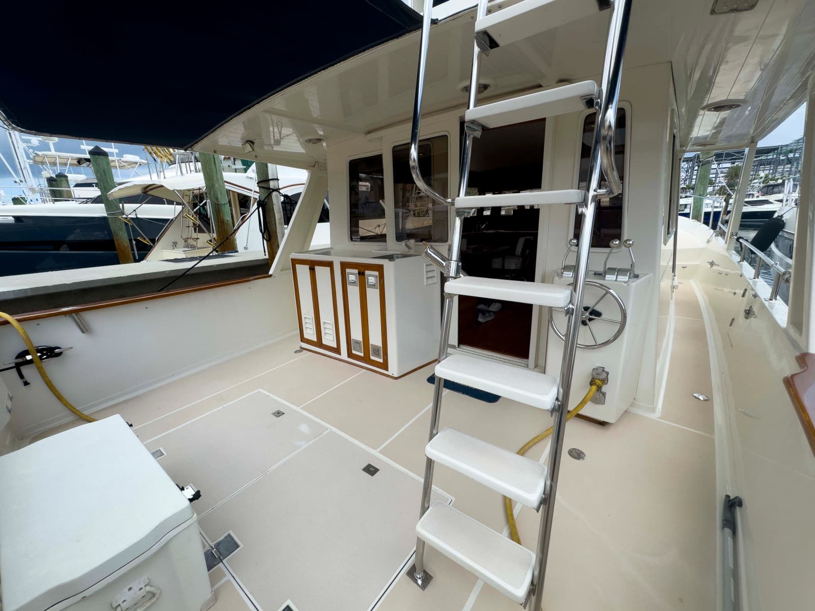 1997 Offshore Yachts Sedan - Photo 9